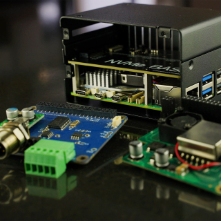 KKSB CAJA ALUMINIO RASPBERRY PI 5 - GRAN ESPACIO INTERIOR Y ABERTURAS